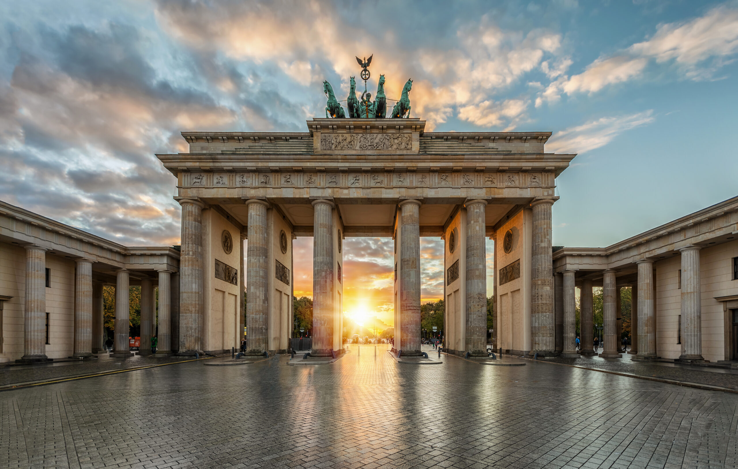 Brandenburger Tor in Berlin bei Sonnenuntergang