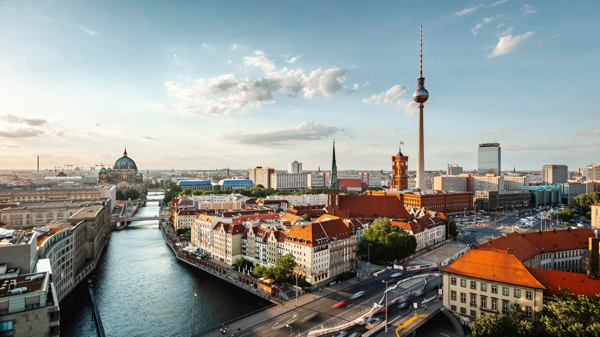 Luftaufnahme von Berlin bei Sonnenaufgang