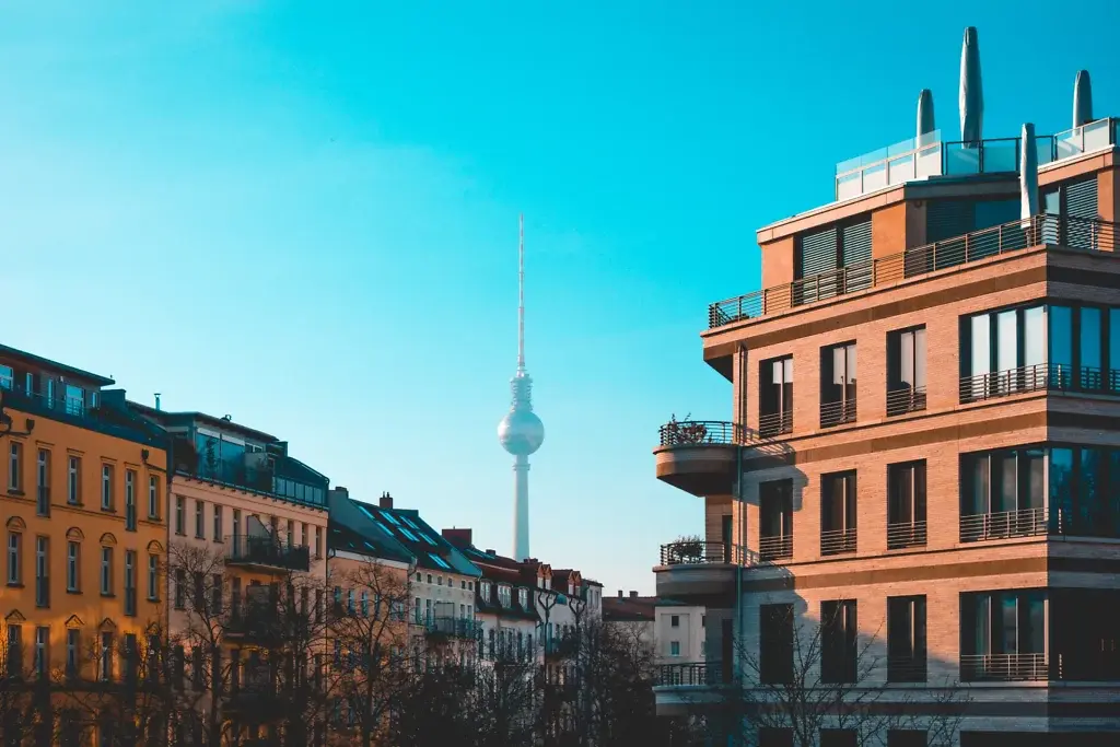 Berlin Skyline mit Fernsehturm und Spree