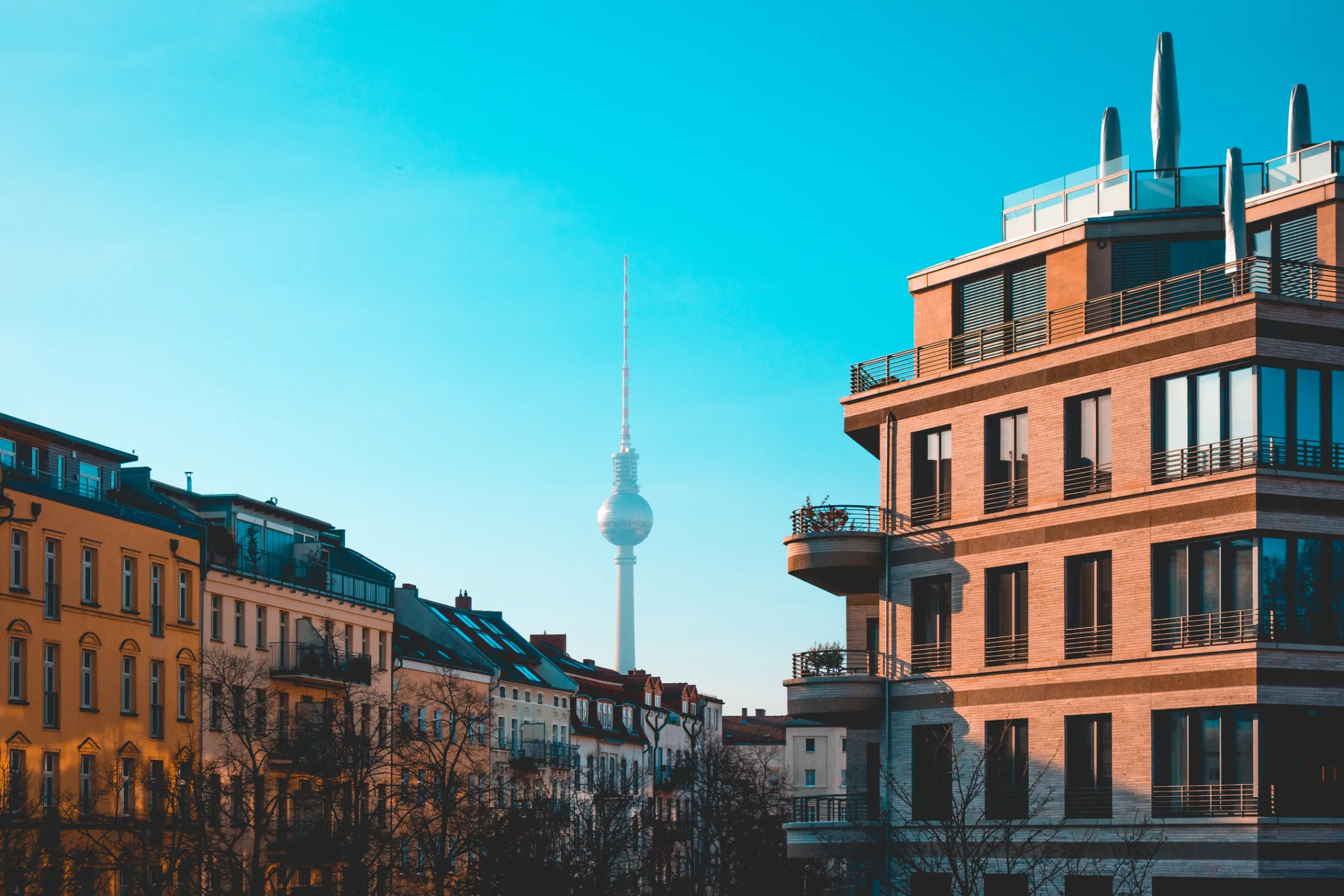 Berlin Skyline mit Fernsehturm und Spree