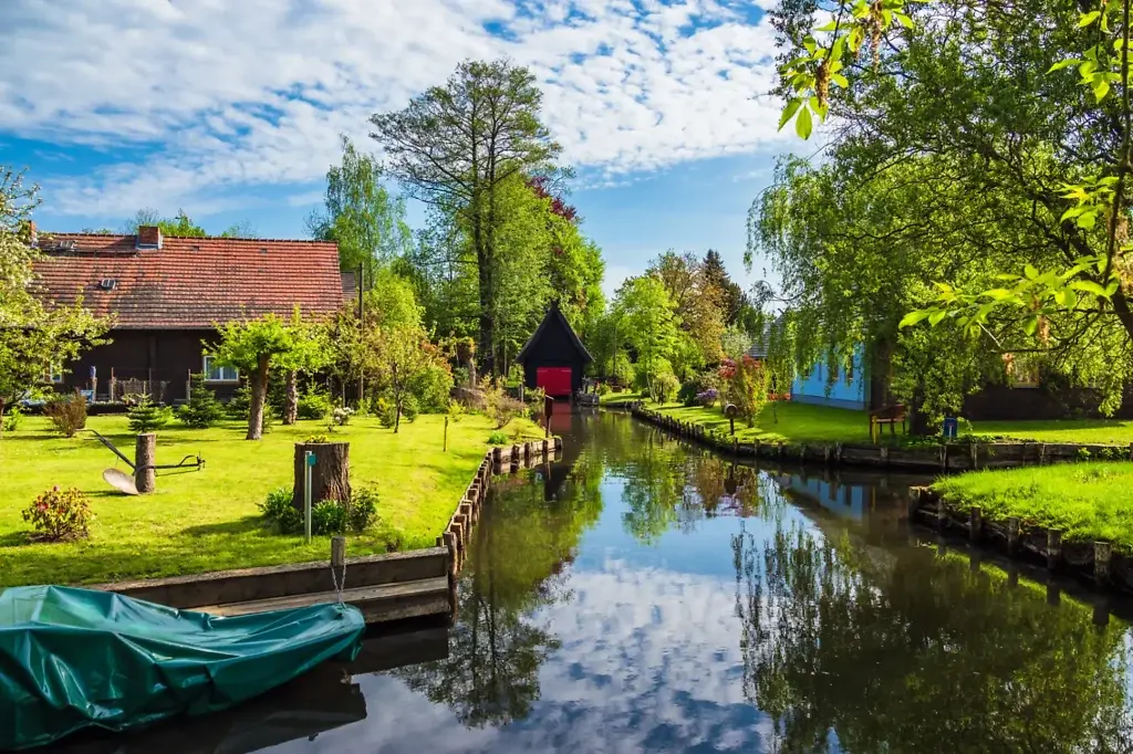 Kanal im Spreewald mit Boot und Häusern